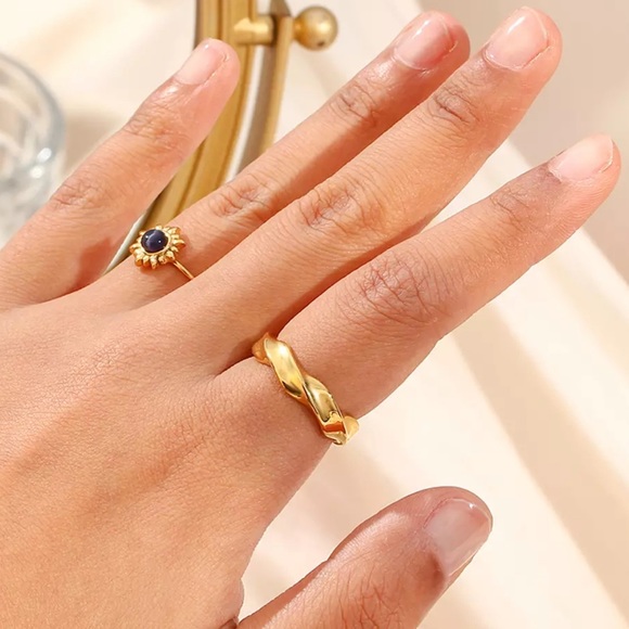 New Minimalist 18k Gold Ocean Wave Shape Ring - Picture 4 of 8